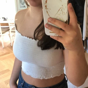 Vit topp - En vit topp med ”skrynkligt” material. Offshoulder.