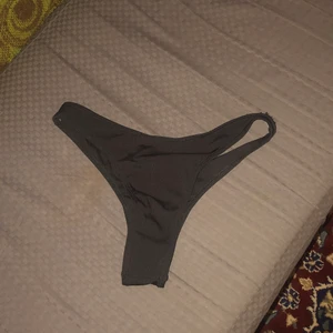 Svarta bikini underdel - Fina bikini trosor från shein. Dom är ganska stretchiga och har typ som ett randigt material. Aldrig använt, den här skydd saken sitter fortfarande på. Köparen står för frakten!