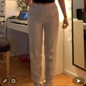 Linnebyxor - Säljer mina superfina beigea linnebyxor, de är endast testade! Det är jag på bilderna och kan skicka fler bilder i pm💕💕