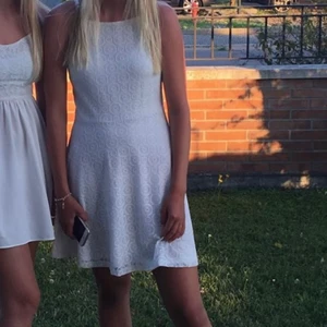 VIT KLÄNNING  - Jättefin vit klänning från H&M 🥰 Perfekt till studenten eller skolavslutning eller i sommar! Använd ett fåtal gånger så är som ny! Storlek 38 !