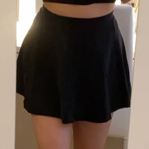 Svart kjol - En svart vanlig kjol med ett gummiband i midjan som sitter åt, väldigt skönt material, dock är det one size och de står ingen storlek på den men den passar mig som väger 50kg och är 156cm 💕💕