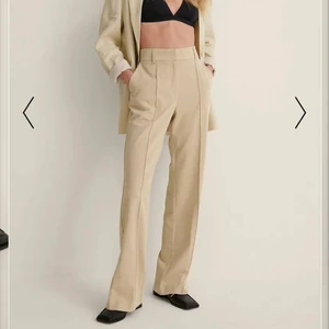 Raka kostymbyxor med slits  - Raka kostymbyxor med slits bak ifrån Na-Kd. Kallare i tonen än vad som visas på bilderna!💕 Endast använda vid ett tillfälle!