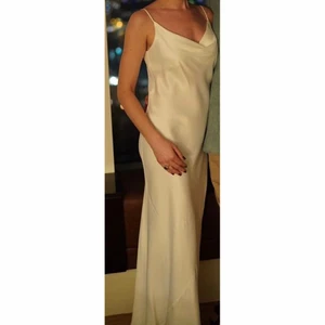 Vit satin klänning satinklänning siden sidenklänning slipklänning strl S Zara - Superfin vit satinklänning i strl S från Zara, lång (slutar vid anklarna på mig som är 169cm). Använd en gång så i jättefint skick. Perfekt till sommarkvällar