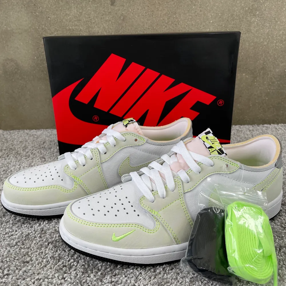 Air Jordan 1 Low OG Ghost Green🪐 // strl 42 // helt nya med orginalbox. Skor.