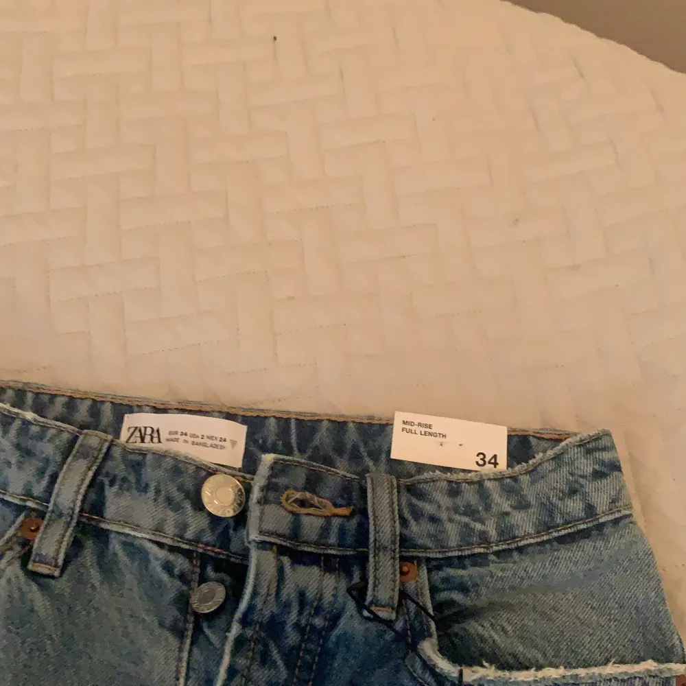 Här är ett par mid Rise straight jeans från zara i storlek 34 tyvär så var dessa för små för mig därför säljer ja dom.. Jeans & Byxor.