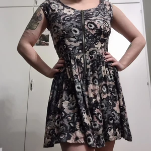 Klänning ifrån Diesel med blommor - Söt klänning ifrån Diesel med blommor. Bra skick och storlek medium🌸
