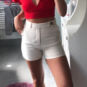 Kostym shorts - Säljer dessa fina kostym shorts, beigea, från zara