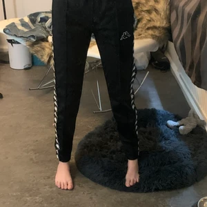Kappa byxor - Väldigt oanvända kappa byxor med knappar på sidorna , super skönt matrial 