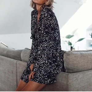 Ivyrevel, sommaklänning, xs - Supersöt luftig klänning, med knyte i urringningen och vida ärmar. Använd 2 gånger. Storlek xs, frakt tillkommer! 