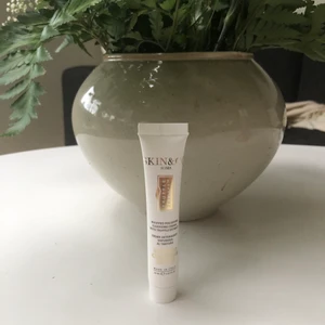 Ansikts rengöring  - Helt oanvänd ansikts rengöring från skin&co Roma.                    •sulfatfri, växtbaserad formel rengör försiktigt utan att ta bort fukt från huden, samt fyller på närande fukt till torr hud •antiinflammatoriska och antiseptiska växtbotanikar rengör porerna djupt, förhindrar effektivt återkommande av fläckframkallande bakterier - avslöjar en mer uppfriskad hy •växtbaserade oljor, essentiella fettsyror, vitaminer och mineraler matar och fyller huden för en mer ungdomlig, hydratiserad och näring av hudfärg • botaniska extrakt reparerar hudceller som är skadade av fria radikaler och miljöangripare, skyddar huden från ytterligare skador och lyser fläckar och missfärgning