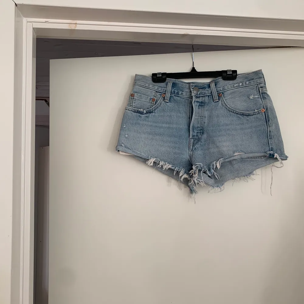 Ljusblåa levis shorts, uppskattar till en 34 (står 27 men är ganska säker på att det är det är de äldre storlekarna). Aldrig använda av mig och hittar inget att anmärka på. Superfina till sommaren. 100 kr + 66 kr frakt. Shorts.