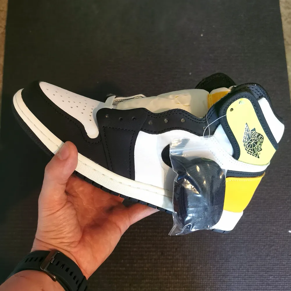 Nike Air Jordan 1 Retro High OG - Volt Gold.   DSWT - Helt nya och oanvända.  Storlek 41, US 8.  Skickas med originalbox dubbelboxat.. Skor.