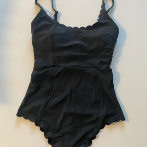 Baddräkt - Jättesöt baddräkt! Den är aldrig använd o endast provad med underkläder i. Den är för liten för mig så måste tyvärr göra mig av me den. Frakt tillkommer!