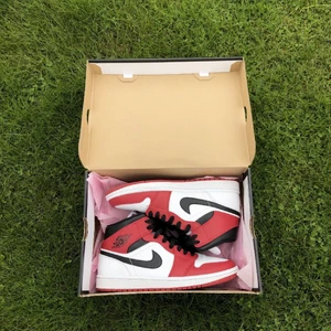 Jordan 1 Banned Mid Chicago  - Tjena! Säljer mina Jordan 1  Banned Mid Chicago.  Skorna är knappst använda pågrund av att dom är för små för mig och vill sälja dom snabbt så jag kan köpa ett par andra;) Det är storlek 40 Om du är intresserad så är det bara att skriva ett sms här på Plick😊