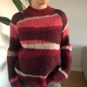 Stickad tröja - Skön stickad! En S/M sitter hyfsat oversized på mig som en S och oversized på min syster som har xs (bild). Köptes på plick men används inte längre så nu säljs den vidare😆 skriv för mer info