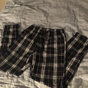 Pyjamas byxor - Pyjamas byxor från herr avdelningen på hm. Har använts fåtal gånger så är som nya❤️ jag är 168 cm.  Hör av er om frågor. Lägg bud i kommentarerna eller köp direkt för 250kr (bud höjs alltid med minst 10kr) pga oseriösa bud fortsätter budgivningen (högsta bud 170)