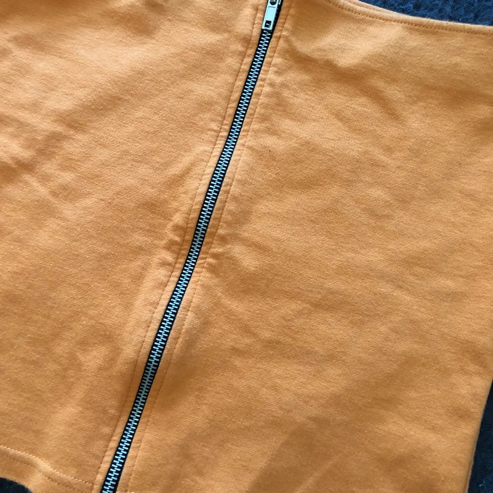 Säljer en orange mini kjol med en kedja där fram i storlek xs/s. Den är använd ca 2 gånger och i nyskick. Priset kan diskuteras. Jag kan mötas upp i Göteborg, men annars står kunden för frakten. Kolla gärna min profil för fler liknande saker 💘. Kjolar.
