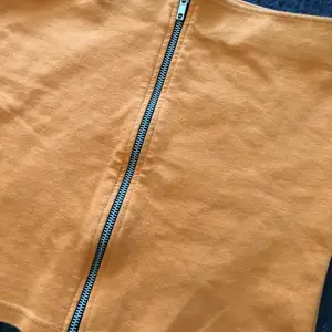 Säljer en orange mini kjol med en kedja där fram i storlek xs/s. Den är använd ca 2 gånger och i nyskick. Priset kan diskuteras. Jag kan mötas upp i Göteborg, men annars står kunden för frakten. Kolla gärna min profil för fler liknande saker 💘