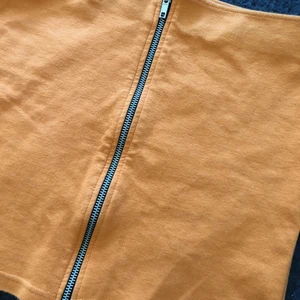 Orange kjol - Säljer en orange mini kjol med en kedja där fram i storlek xs/s. Den är använd ca 2 gånger och i nyskick. Priset kan diskuteras. Jag kan mötas upp i Göteborg, men annars står kunden för frakten. Kolla gärna min profil för fler liknande saker 💘