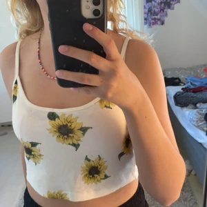 Linne  - Linne från Urban Outfitters i storlek S. Säljer då den inte kommer till användning. Buda från 50 eller köp direkt för 140kr