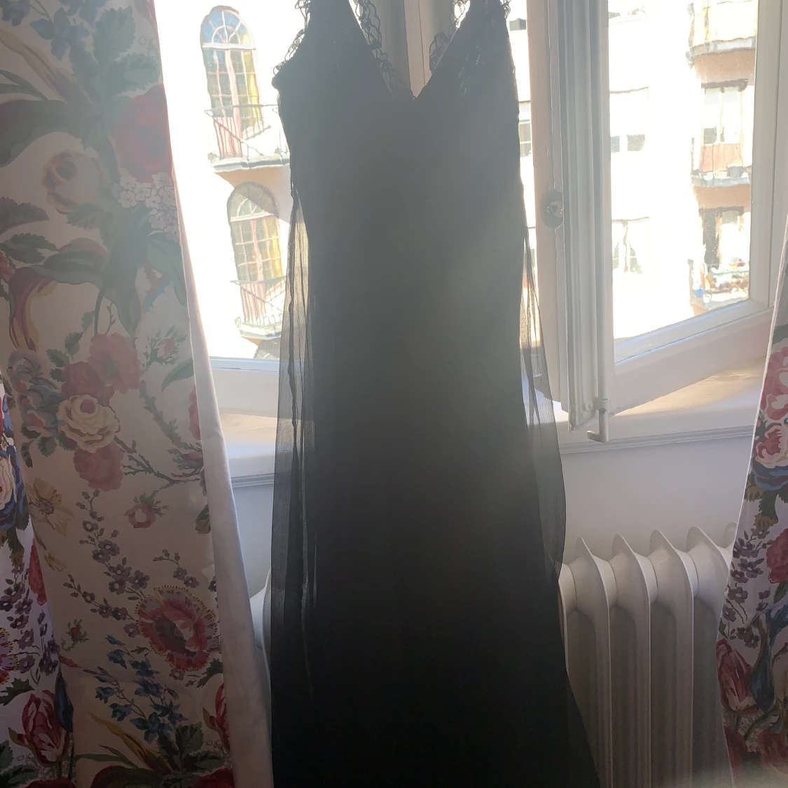 Svart v ringad klänning