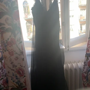 Svart v ringad klänning - Aldrig använd jätte fint skick