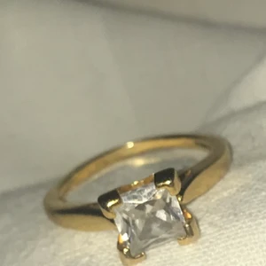 Förlovningsring, hantverk BUDA!, guld - I nödbehov av $,lottar jag ut denna skatten! Tjejvän gav den för 500(förlovn.Ring från hennes ex).gissar lätt på äkta guld. Men nt hunnit testa.😕Riktigt små stämplar🧐.  har sett mkt guld. Är de inte så e d SJUKT bra handgjord ring. Men tror stenen e oäkta