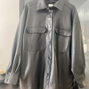 Skinn jacka  - En oversize skin jacka/skjorta använd en vår/sommar så i mycket bra skick. Köpt för 500 kr på HM säljer för 200 kr. Storlek M/L