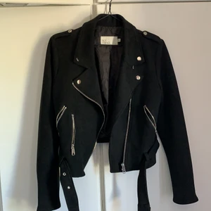 Mocka jacka från Nelly strl 36 - SÄLJER DENNA GRYMT SNYGGA JACKAN I MOCKA FRÅN NELLY i bra skick! Säljer på grund av att jackan blivit för liten!🤎 KÖPARN STÅR FÖR FRAKT!🤎