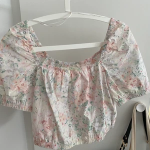 Fin topp - Superfin topp från H&M 🤍 perfekt till sommaren! använd en gång så den är som ny! frakt ingår ej i priset, 22kr.