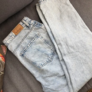 Gina Tricot jeans - Jättefina mom jeans från Gina Tricot. Säljer då de tyvärr är för korta för mig (179). Nypris 500kr säljer för 100+frakt. De är endast använda fåtal gånger så de är i väldigt bra skick, storlek 38. Skriv för fler bilder. 🥰