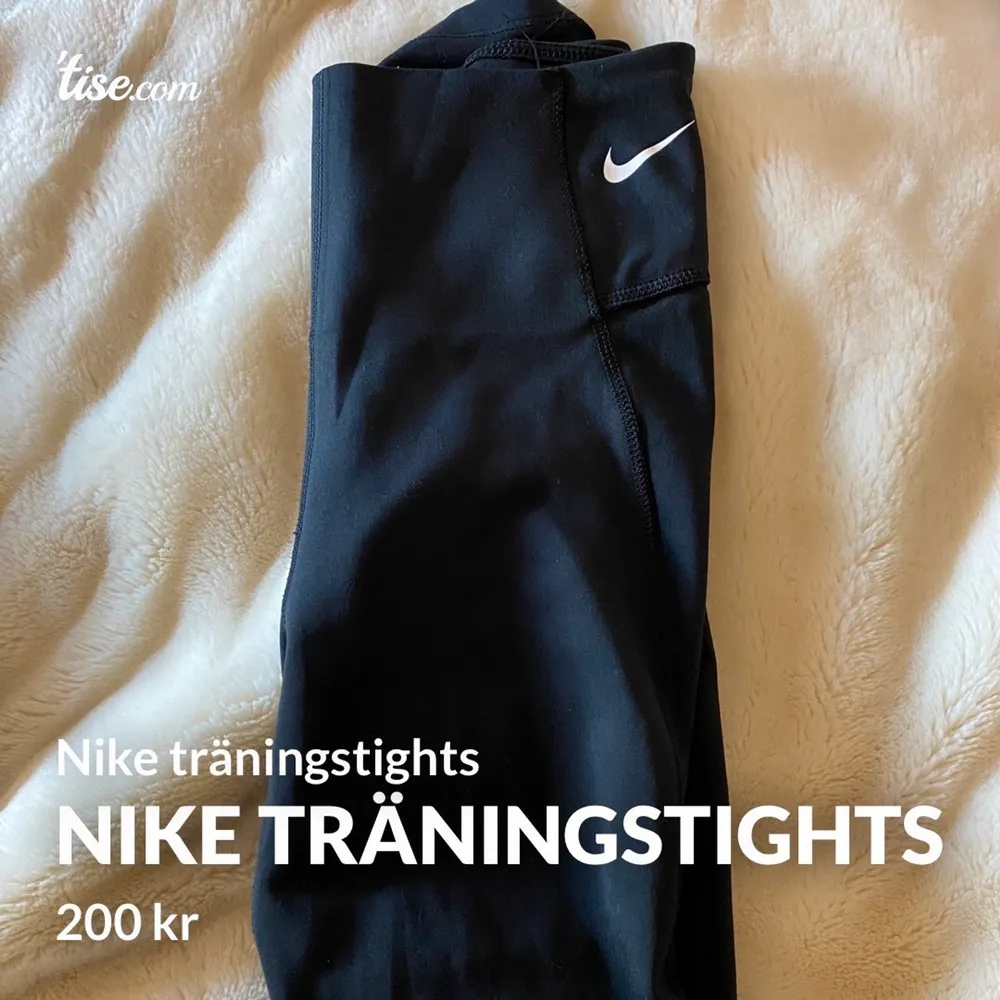 Säljer ett par super snygga Träningstights från Nike. Knappt använd. Finns ett LITET hål längst upp på byxorna. De blev ett hål när jag drog av prislappen! Går lätt att sy ihop. Köpta för 600kr. Strl XS 🖤. Jeans & Byxor.