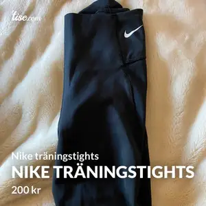 Säljer ett par super snygga Träningstights från Nike. Knappt använd. Finns ett LITET hål längst upp på byxorna. De blev ett hål när jag drog av prislappen! Går lätt att sy ihop. Köpta för 600kr. Strl XS 🖤