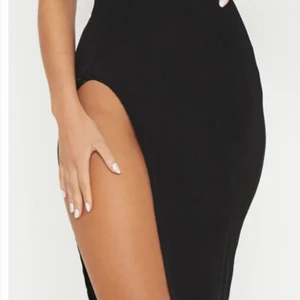 Klänning xs - Skit snygg svart klänning med slits, perfekt till sommaren! Säljer då den ej kommit till användning💕