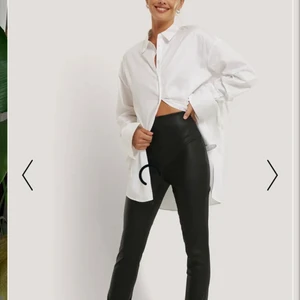 Skinnbyxor - Säljer dessa skinnbyxor från Nakd. Storlek 38! Dom är superfina och endast använda en gång men har ingen användning av dom! Köpta för 399 men säljer för 299 då de verkligen är snygga och knappt använda! Kan tänka mig diskutera priset dock för tycker det är synd att dom bara hänger i garderoben