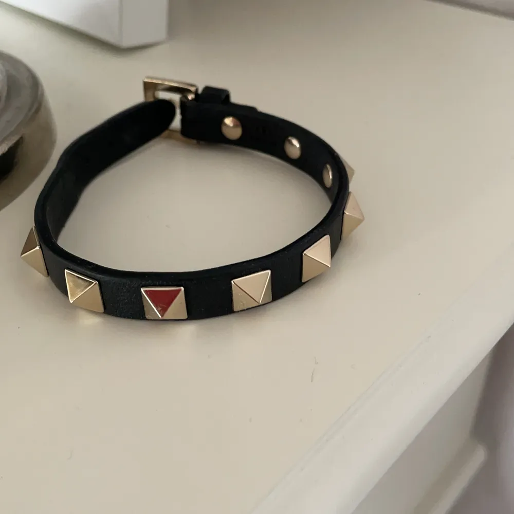 Intressekoll på mitt fina valentino rockstud armband, säljer för rimligt pris, i mycket fint skick💛. Accessoarer.
