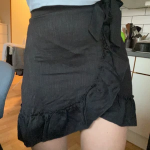 Helt ny omlottkjol 🖤  - En jätteskön omlottkjol från Gina 🖤 Väldigt mjukt och stretchigt material. Helt oanvänd med prislappar kvar, jag säljer den då den tyvärr inte kommer till användning hos mig. Storlek S, jag skulle säga att den passar allt mellan 34-40 beroende på hur man vill att den ska sitta, för referens är jag på bilden en 38 🥰