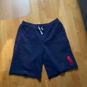 Ralph lauren mjukis shorts, mörkblåa - Dessa stilrena och sköna Ralph lauren mjukis shorts letar nu efter en ny ägare😊bra skick 9/10, inga håll eller slitage! Pris+frakt