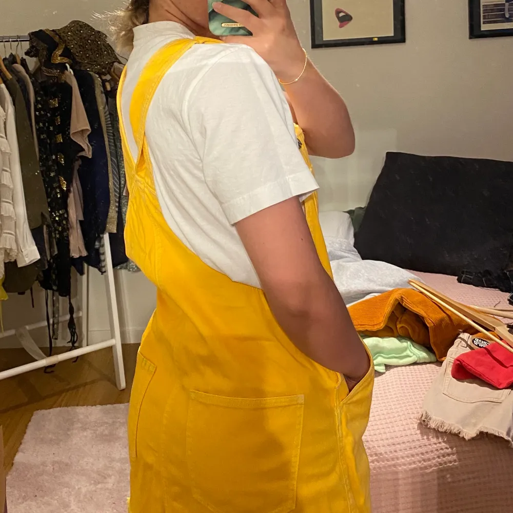 Jääättefin gul hängselklänning från Bershka. Storlek S. Mycket bra skick. #hängselklänning #bershka. Klänningar.