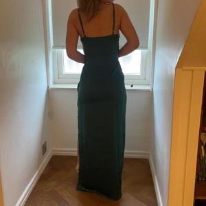 Rare maxi dress i grön - Jättefin klänning. Materialet är silk och klänningen är 135cm. Har använts en enda gång på ett dagsbröllop.