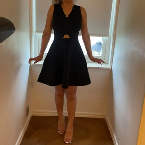 Super söt och fin klänning - Klänningen är från en butik i USA som heter soprano. Sitter tajt och 34 strlk men också 36. Den är 80cm lång. Materialet är tjockt och shiny.