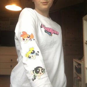 Vit långärmad tröja - Vit långärmad tröja med powerpuff märket på bröstet och powerpuffpinglorna på armarna. Har haft några gånger, vill inte ha den längre eftersom det är inte min stil! Storlek Medium. Man får betala frakten själv<3