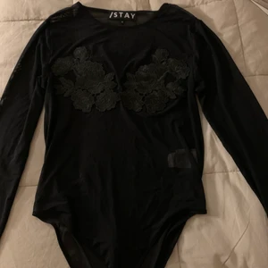 Mesh body - Säljer en meshbody med blommotiv i spets över bysten. Säljs då den blivit lite liten för mig och därför inte längre kommer till användning. Den är i storlek M (men mer som en S). Köparen står för frakten om så önskas. Skriv till mig i dm💖