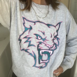 collage tröja/ sweatshirt  - Super cool tröja köpt på second hand med ett lejon huvud, ser inte vad det är för märke. Kommer lägga upp fler bilder snart. Om jag hittar en köpare tvättar jag tröjan. Pris kan diskuteras vid snabb affär❤️