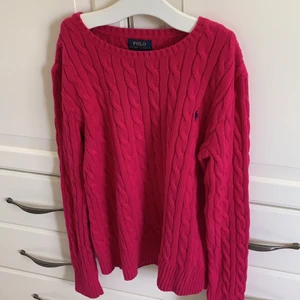 Ralph Lauren  - En rosa Ralph Lauren kabelstickad tröja. Fint sick och i storlek XL (barn storlek) är gjord för 16 åringar. Säljer för att den inte kommer till användning hos mig längre❤️Kan mötas i Stockholm annars står köparen för frakten☺️