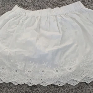 Vitkjol - Fin vit kjol som är sparsamt använd