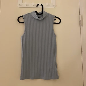 Blå tanktopp - En jättefin tanktopp som tyvärr inte kommer till användning. Helt ny och därmed oanvänd. Frakten ingår ej