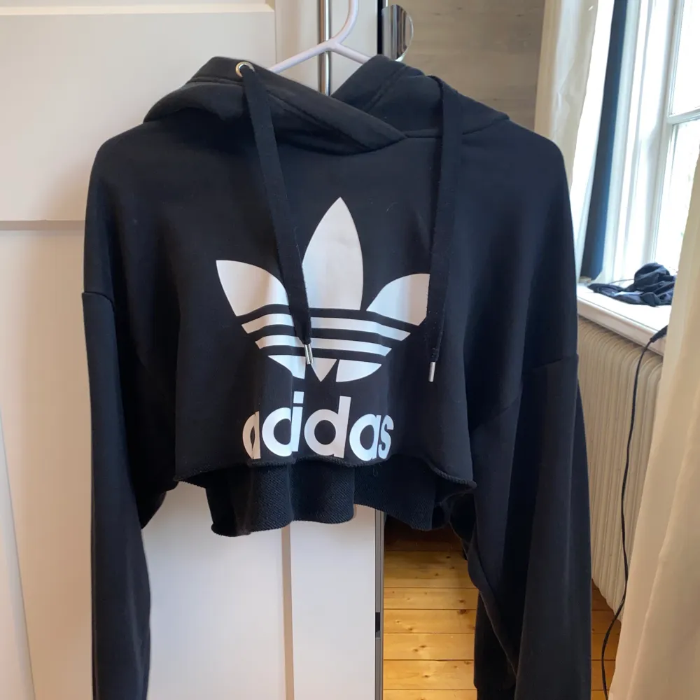 Adidas hoodie croppad. Storlek L klippt själv till cropptop. Väldigt fin och passar xs s m. . Hoodies.