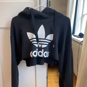 Adidas hoodie croppad. Storlek L klippt själv till cropptop. Väldigt fin och passar xs s m. 