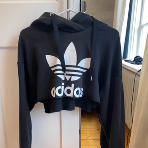Adidas tröja - Adidas hoodie croppad. Storlek L klippt själv till cropptop. Väldigt fin och passar xs s m. 